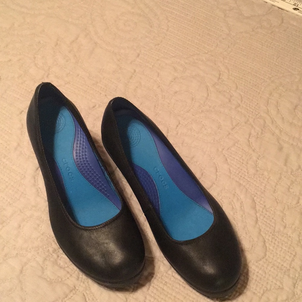 CROCS 9--Like NEW Black Wedge Heels